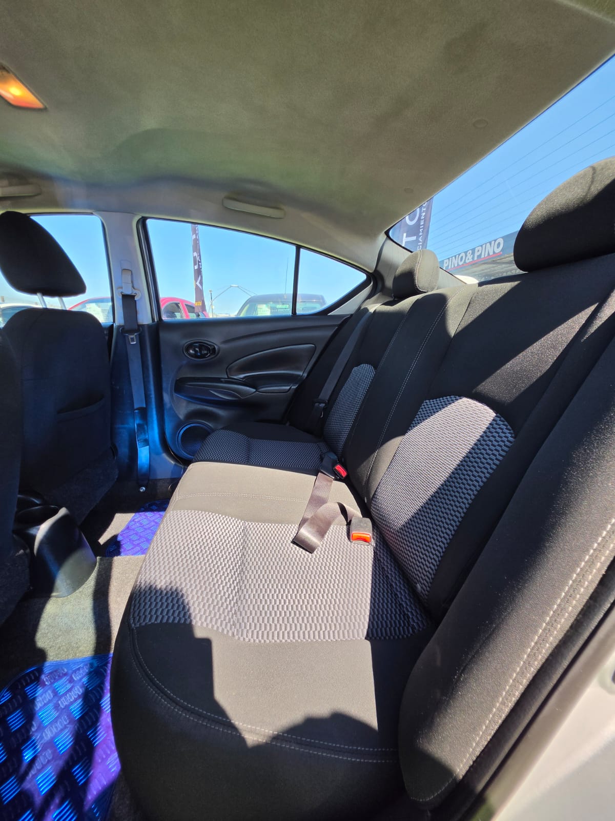 Nissan Versa — foto 5 de 40