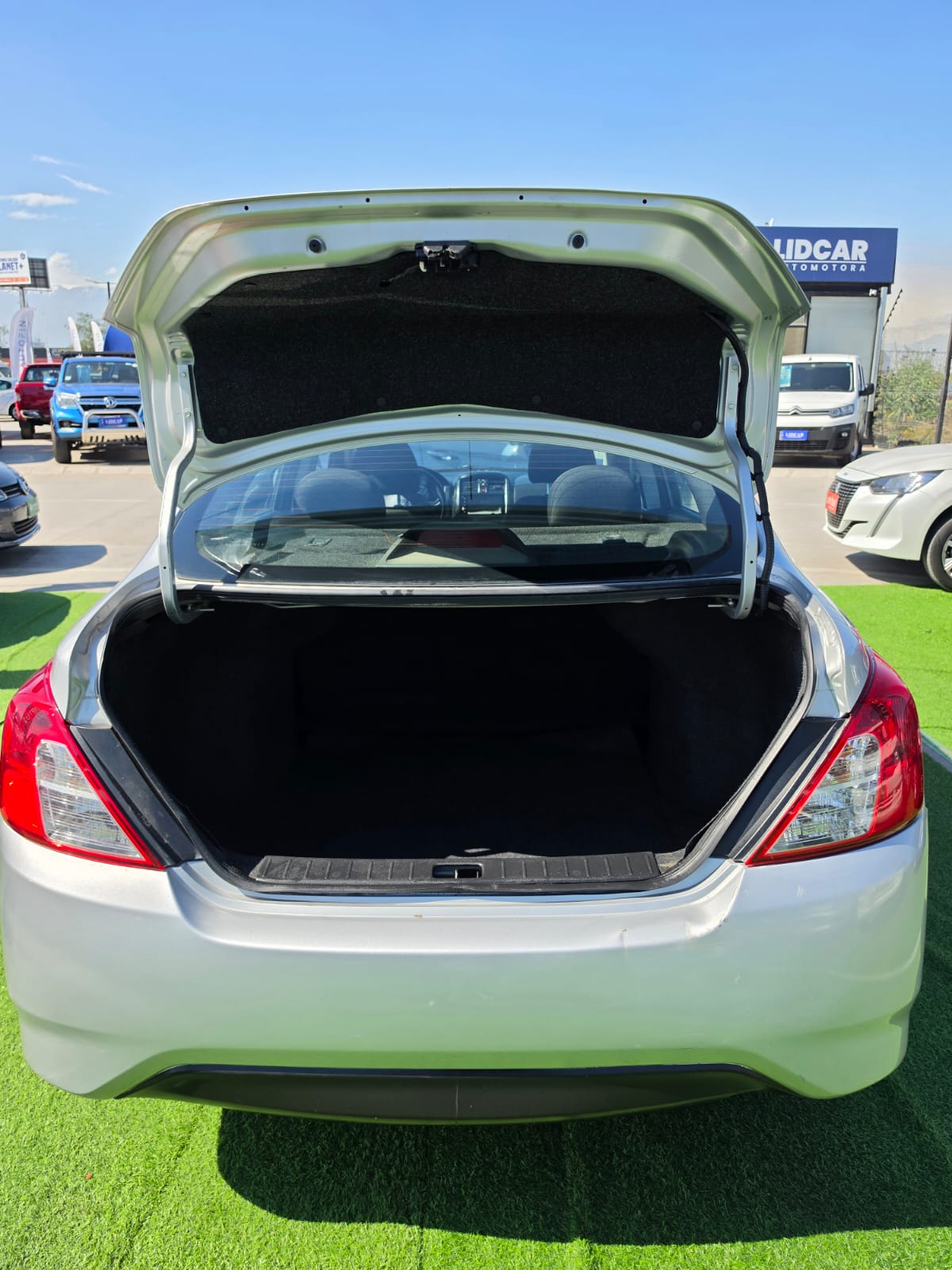 Nissan Versa — foto 13 de 40