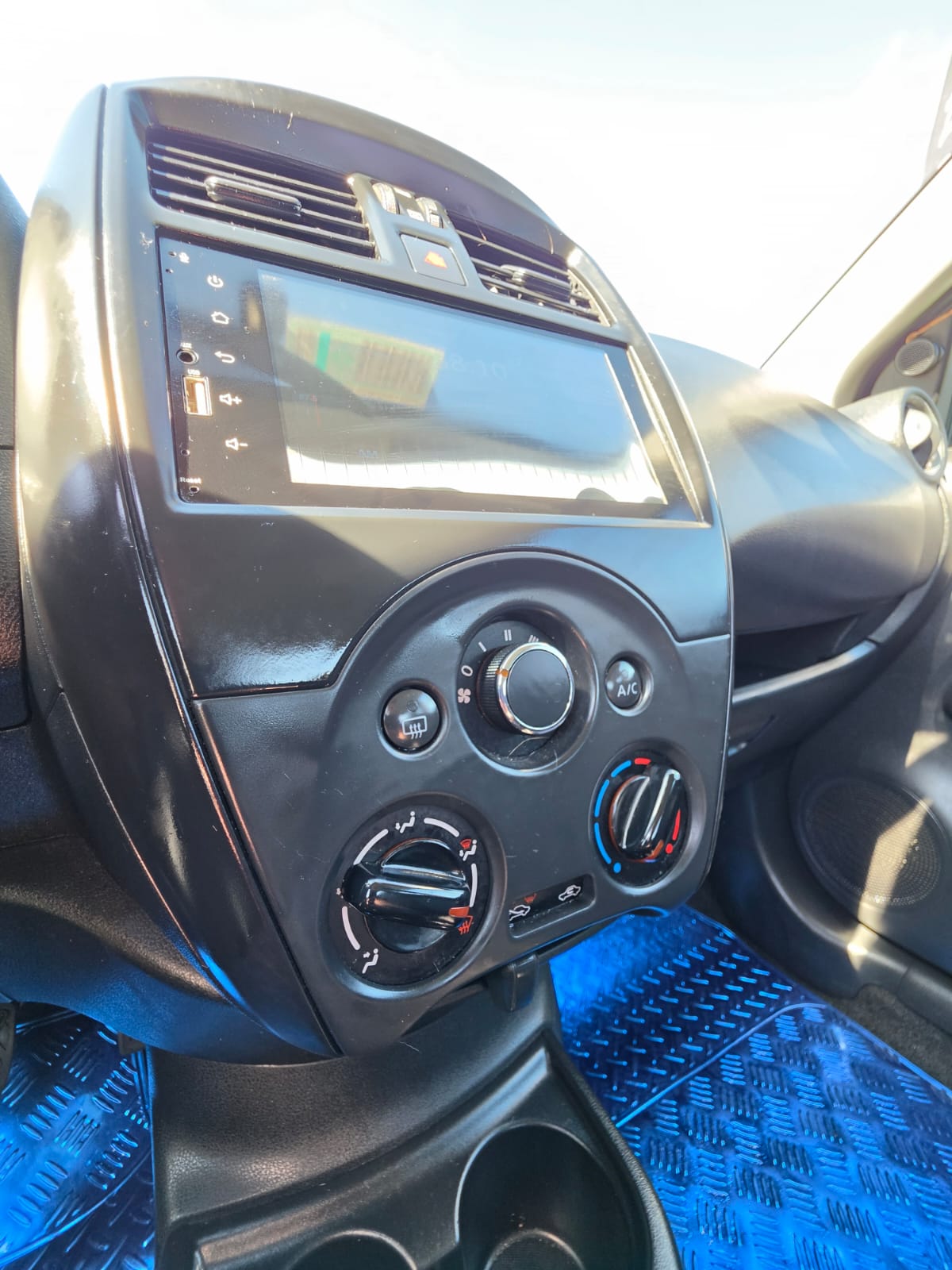 Nissan Versa — foto 12 de 40