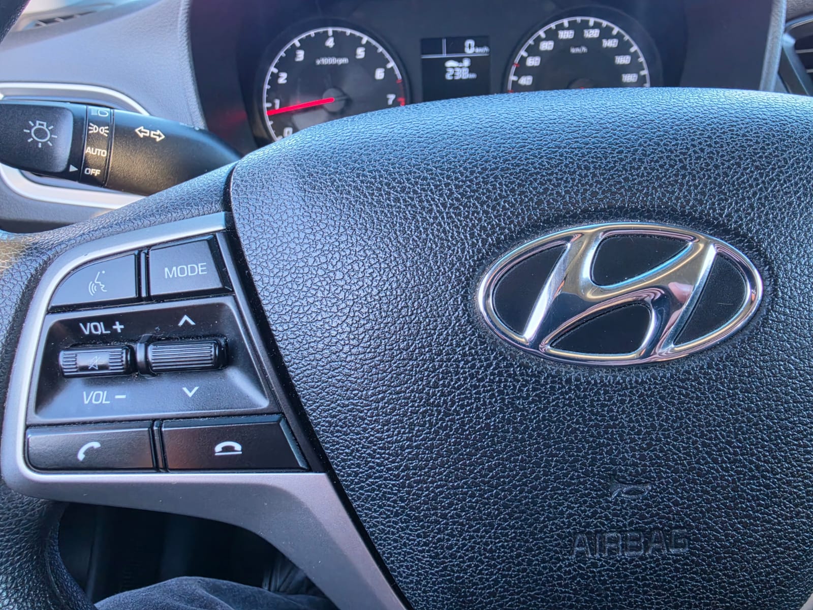Hyundai Accent — foto 29 de 40
